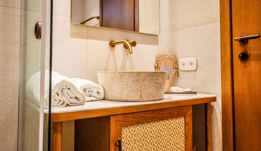 Modern bathroom in the Executive Suite with Pool
